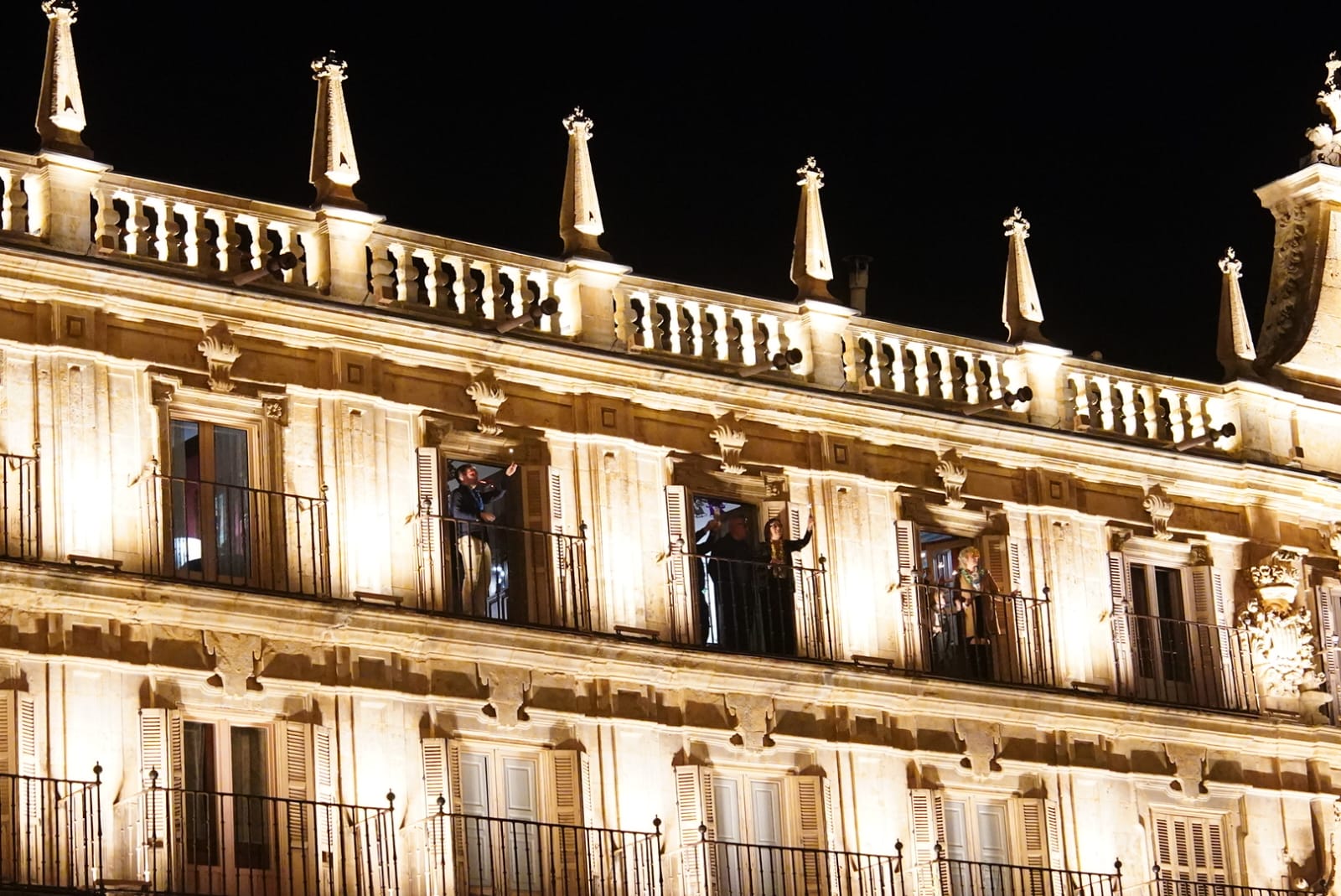 La Plaza Mayor de Salamanca se llena para dar la bienvenida a 2024