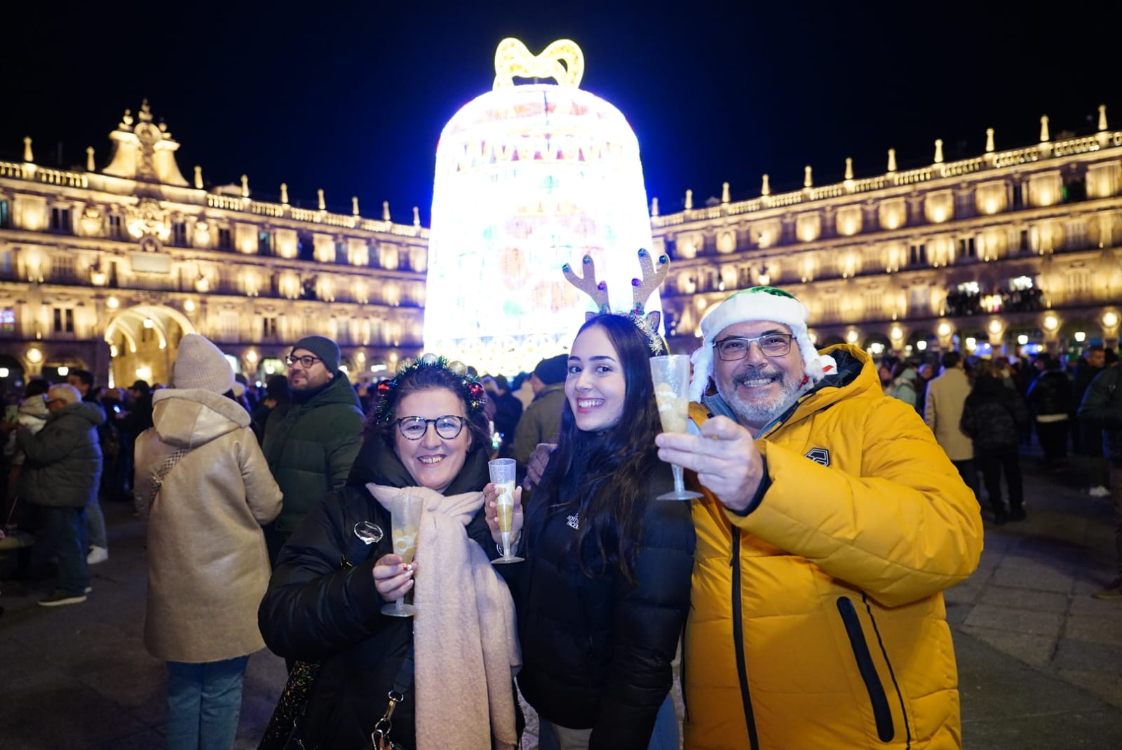 La Plaza Mayor de Salamanca se llena para dar la bienvenida a 2024