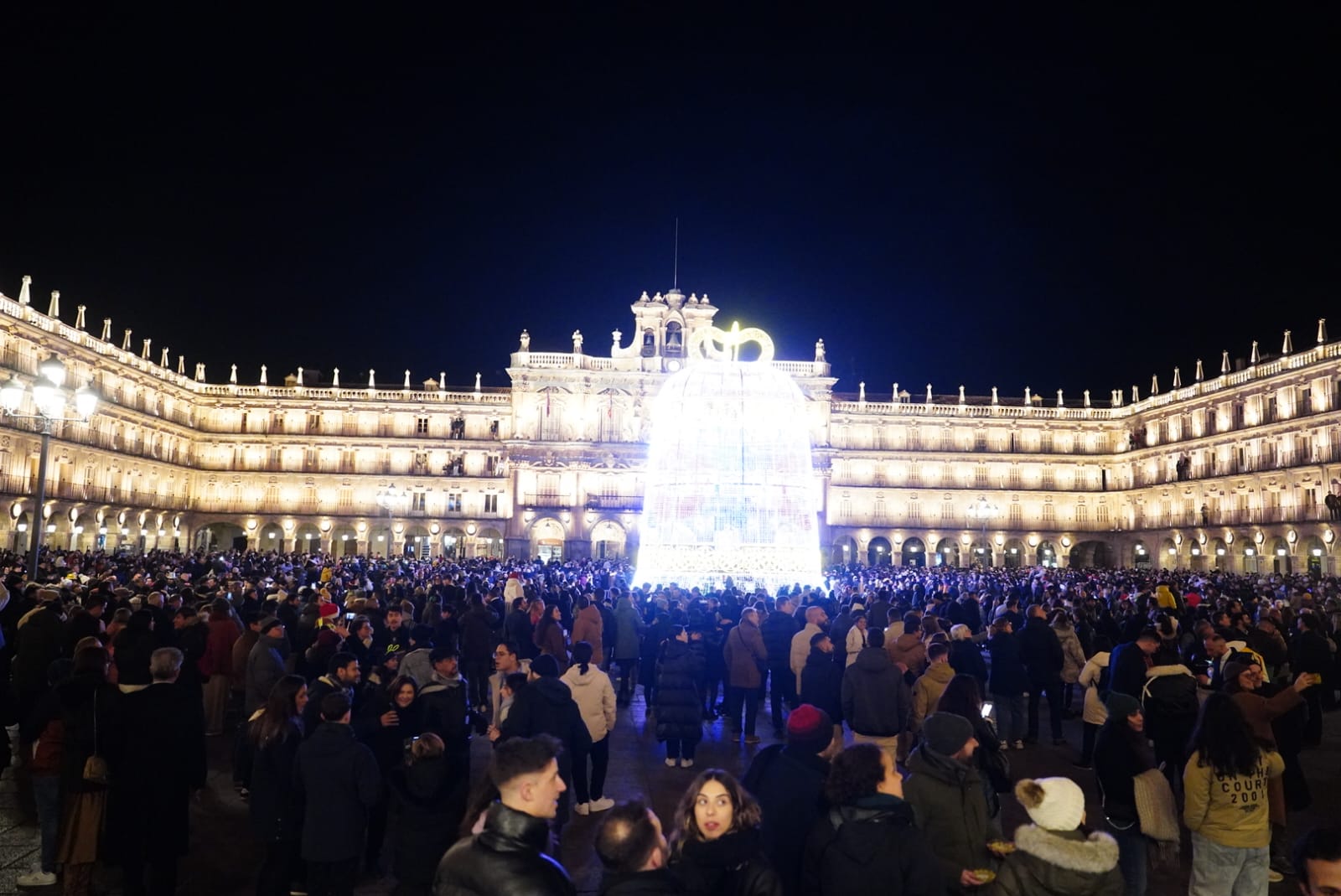 La Plaza Mayor de Salamanca se llena para dar la bienvenida a 2024