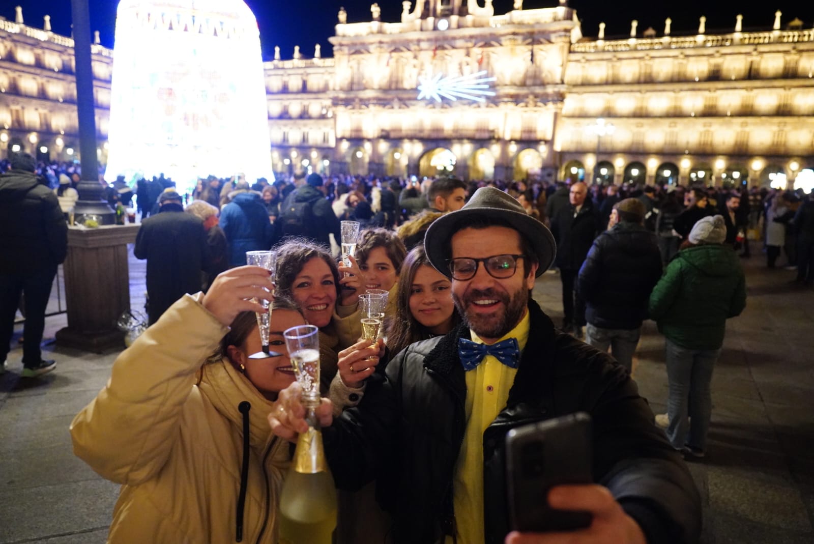 La Plaza Mayor de Salamanca se llena para dar la bienvenida a 2024