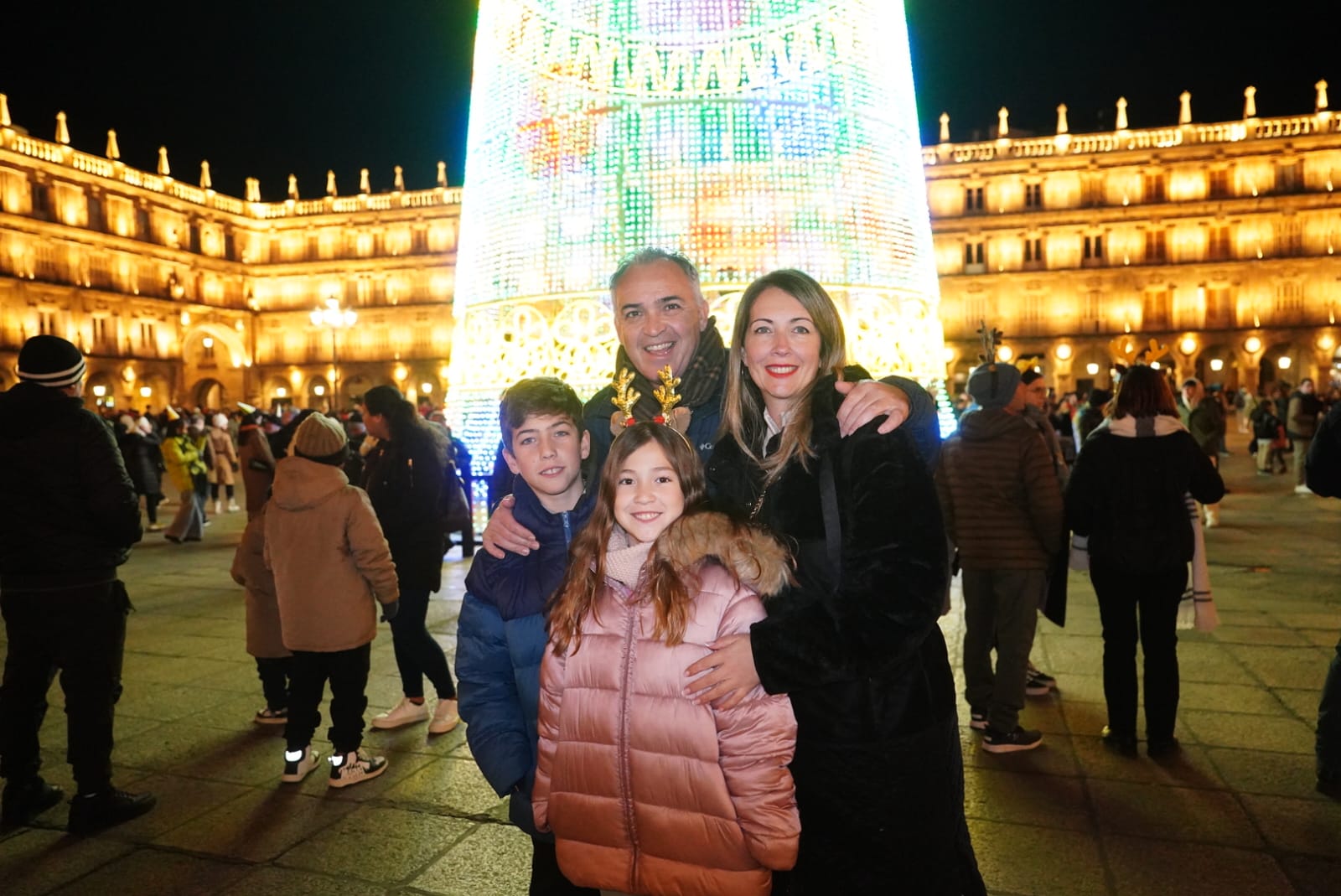 La Plaza Mayor de Salamanca se llena para dar la bienvenida a 2024