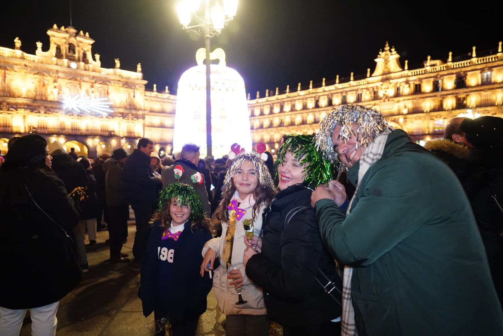 La Plaza Mayor de Salamanca se llena para dar la bienvenida a 2024