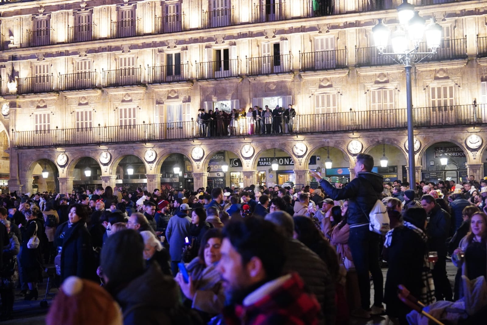La Plaza Mayor de Salamanca se llena para dar la bienvenida a 2024