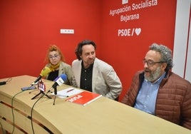 Ana Vicente, Antonio Cámara y José Luis Rodríguez, esta tarde en la sede del PSOE en Béjar.