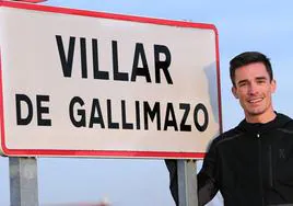 Mario García Romo, junto al cartel que anuncia la entrada a Villar de Gallimazo.