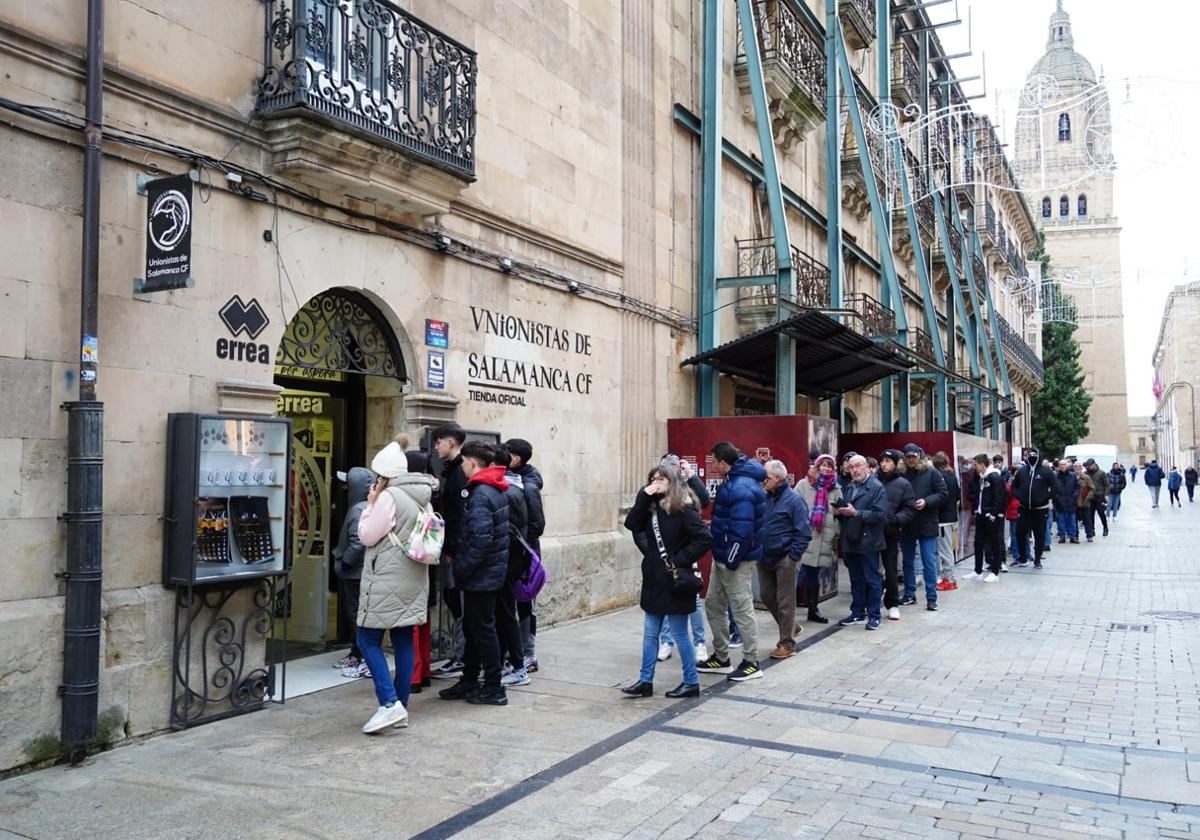 Colas en la tienda de Unionistas para adquirir las últimas entradas del partido de Copa contra el Villarreal