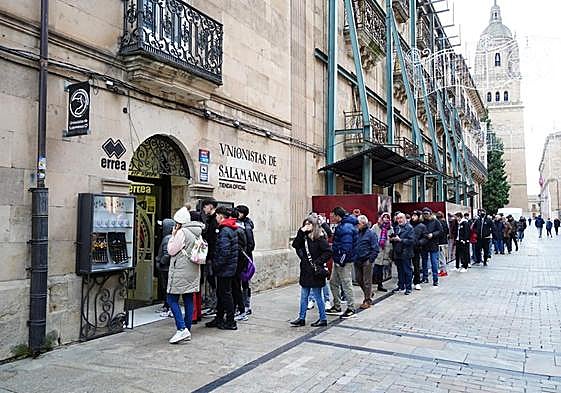 Largas colas para comprar entradas para el partido de Unionistas contra el Villarreal en Copa del Rey