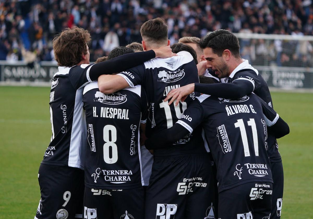 Los jugadores de Unionistas celebran un gol.