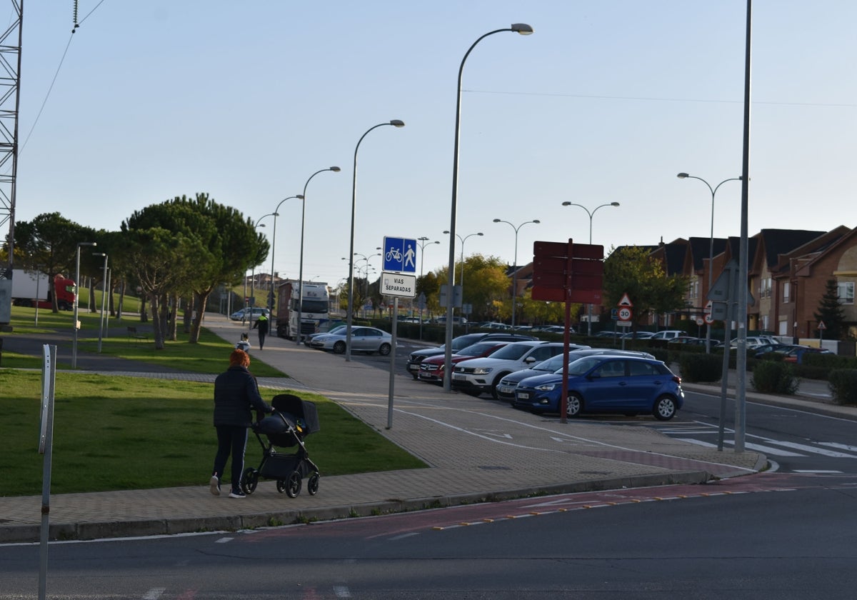 Un vecino pasea por las calles de Villamayor.