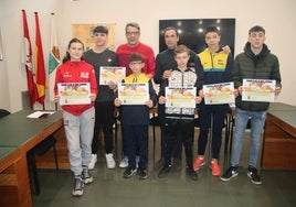 Los jóvenes deportistas becados por el Consistorio de Villamayor junto a Ángel Peralvo y Salvador Ruano