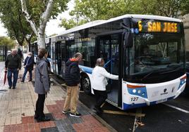 Dos autobuses urbanos recogiendo viajeros junto al Hospital.