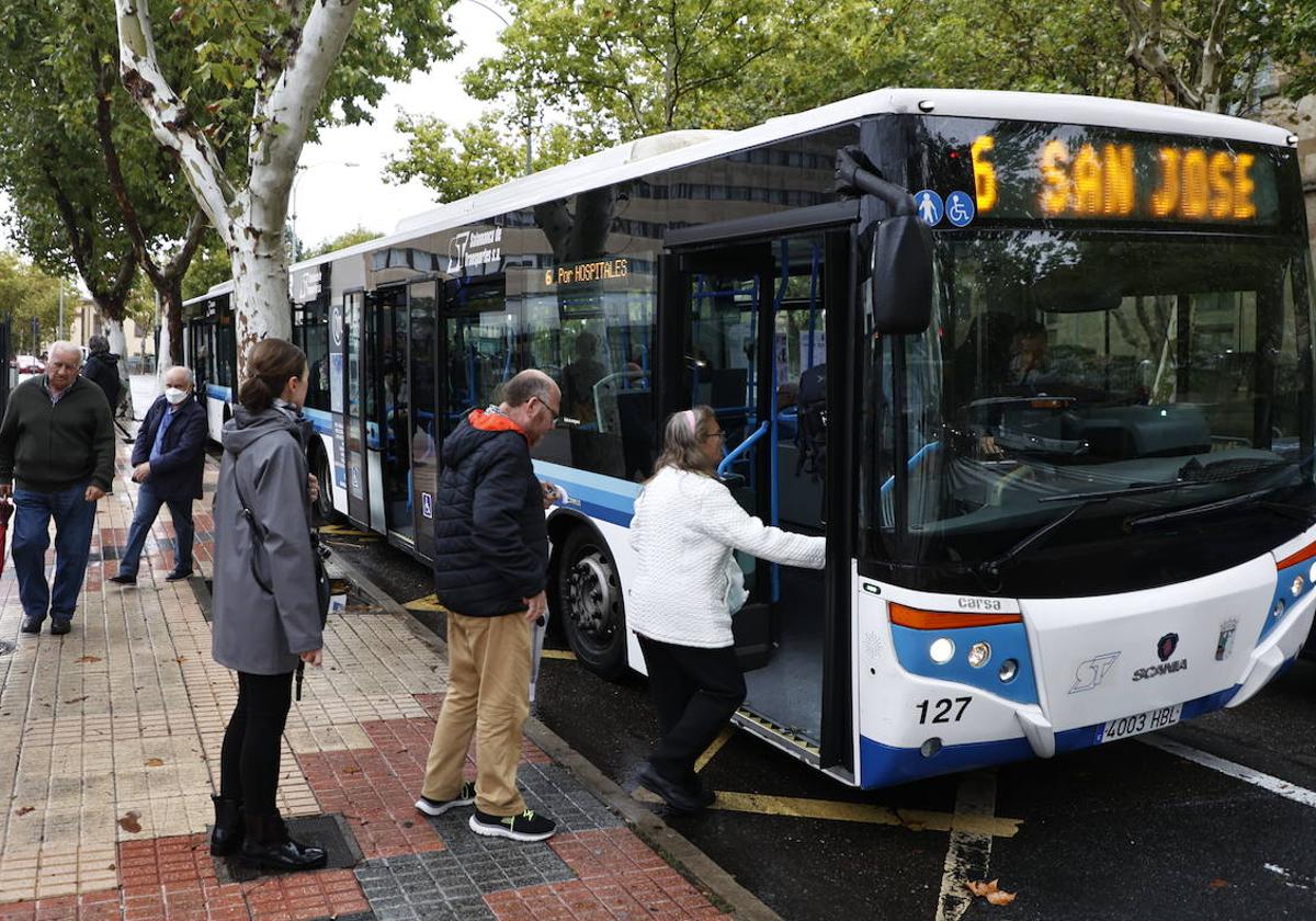 Dos autobuses urbanos recogiendo viajeros junto al Hospital.