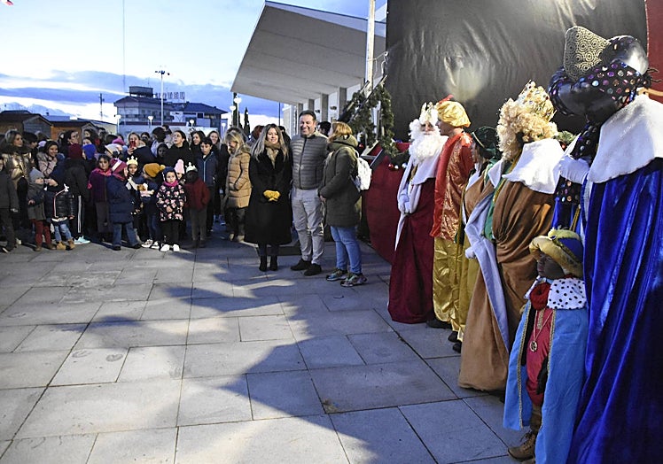 Imagen principal - La cabalgata recorrió las calles de Fuentes de Oñoro y Vilar Formoso