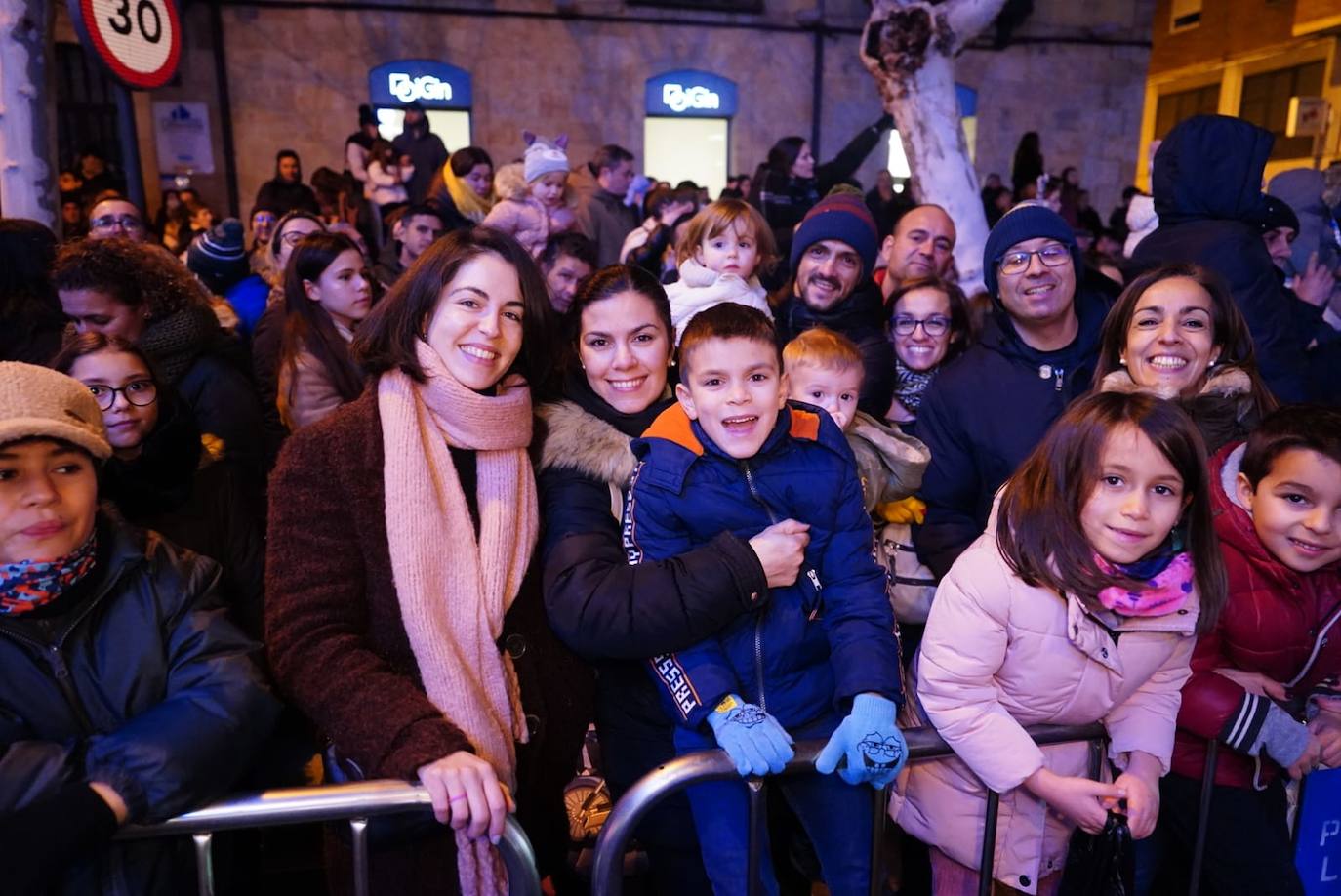 Los Reyes Magos reclaman la paz desde la Plaza Mayor de Salamanca