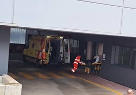 Entrada de un paciente en Urgencias trasladado en ambulancia.