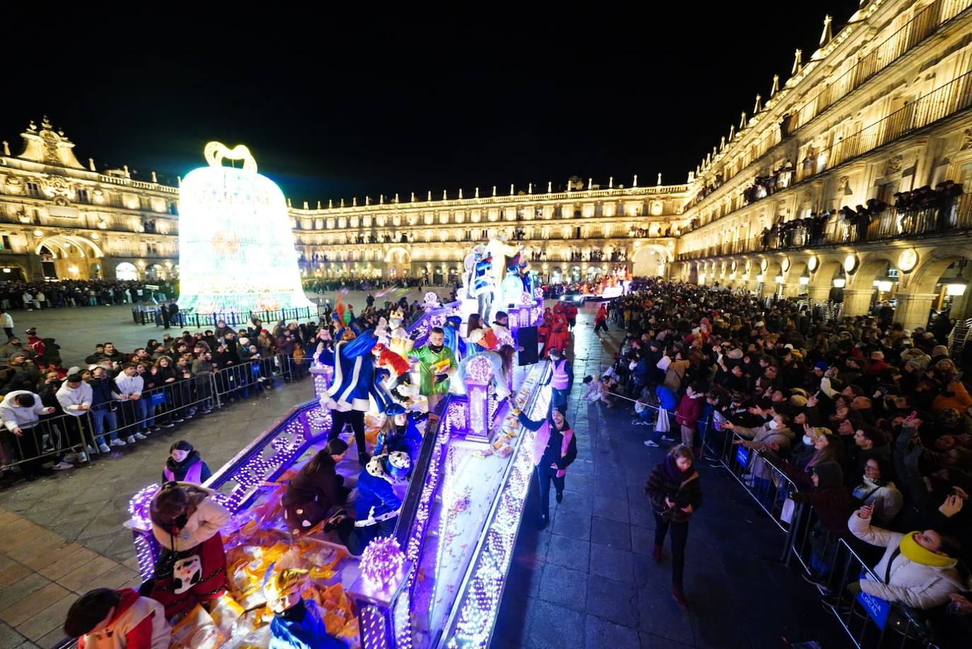 Los Reyes Magos reclaman la paz desde la Plaza Mayor de Salamanca