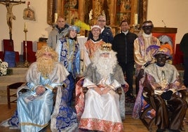 Los Reyes Magos y sus pajes junto al párroco y las autoridades de Linares