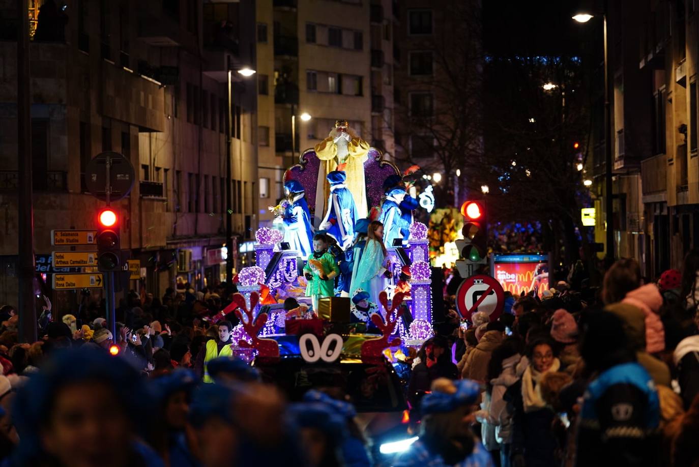 Los Reyes Magos reclaman la paz desde la Plaza Mayor de Salamanca