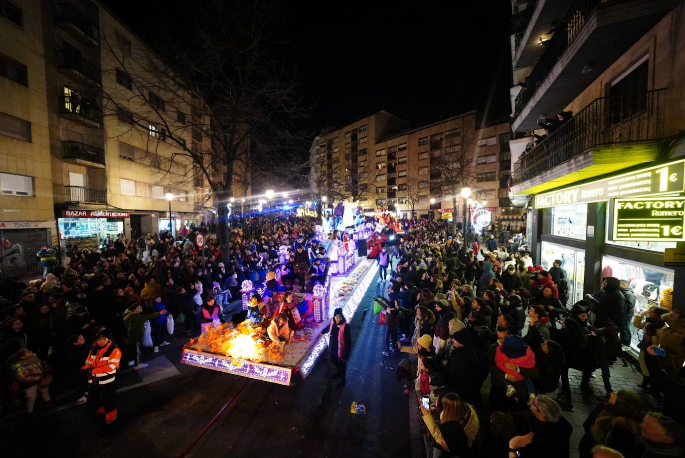 Los Reyes Magos reclaman la paz desde la Plaza Mayor de Salamanca