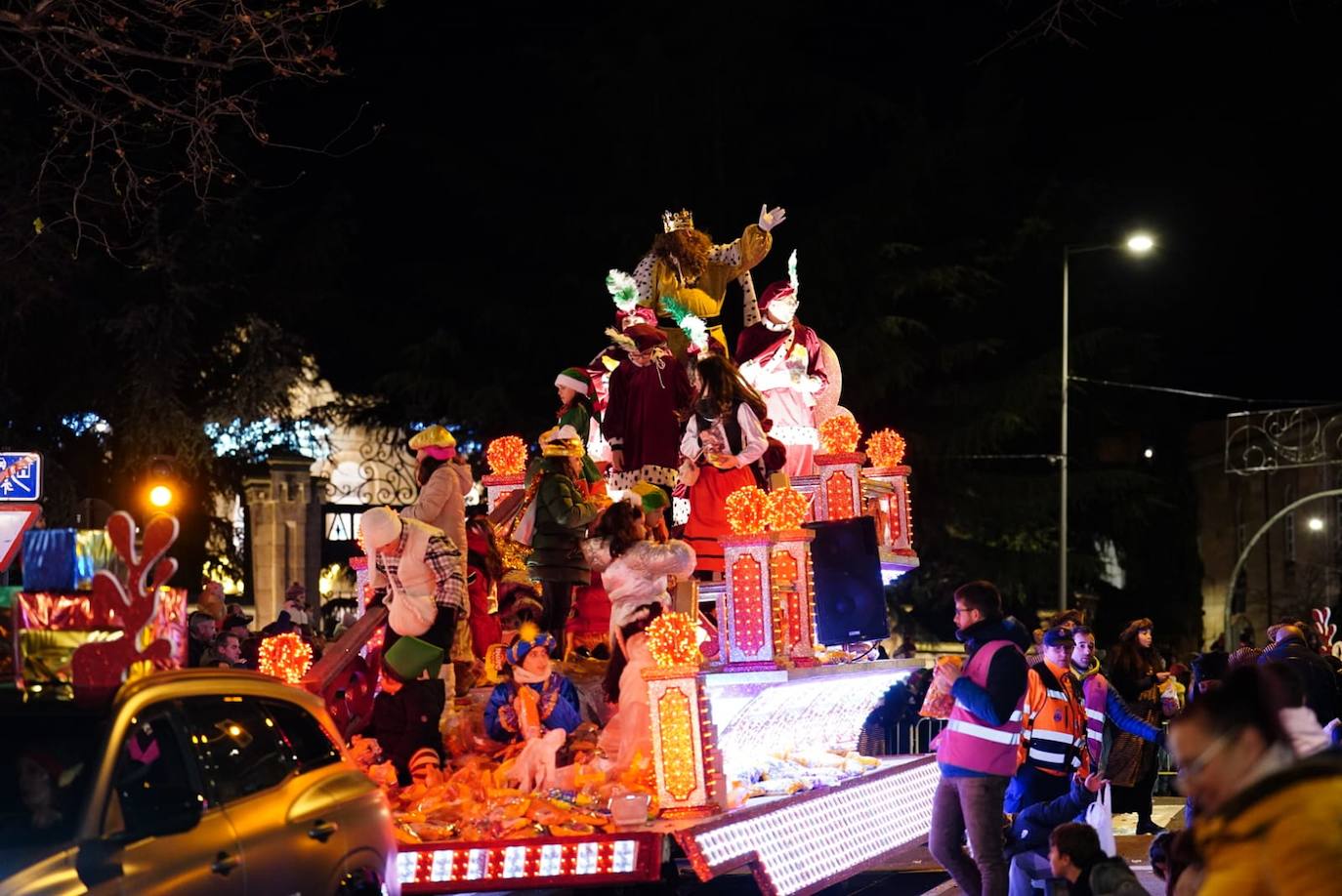 Los Reyes Magos reclaman la paz desde la Plaza Mayor de Salamanca