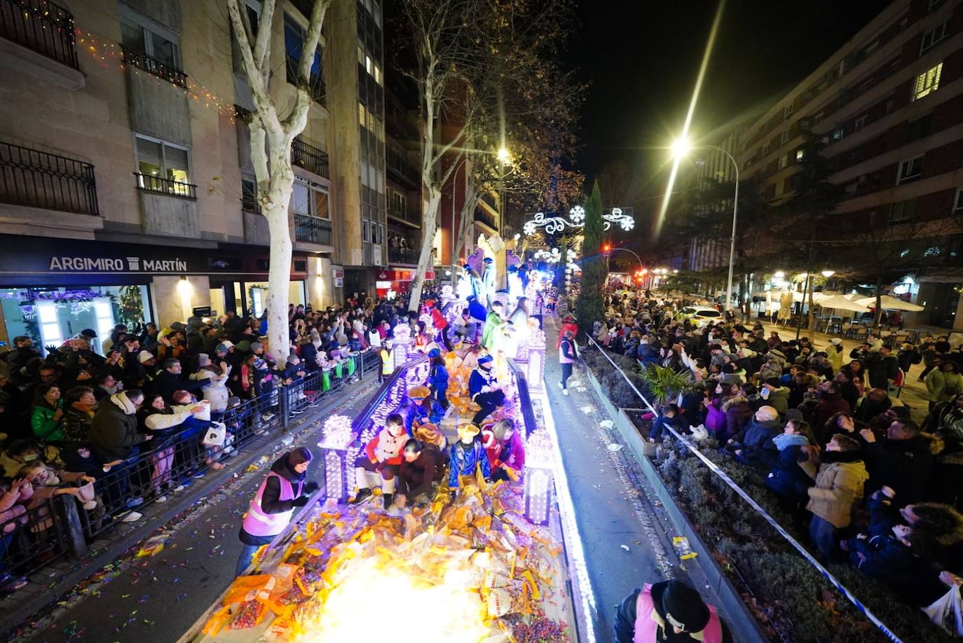 Los Reyes Magos reclaman la paz desde la Plaza Mayor de Salamanca