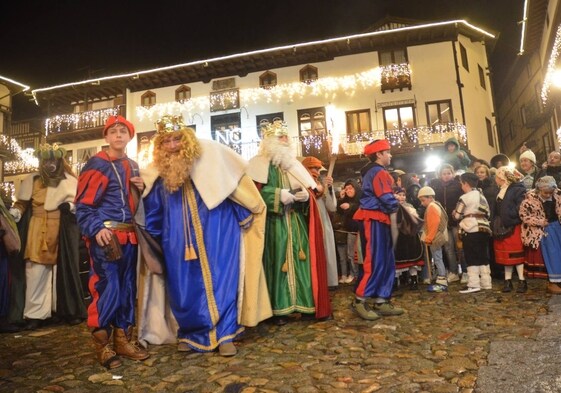 Los Reyes Magos llegan a la plaza albercana