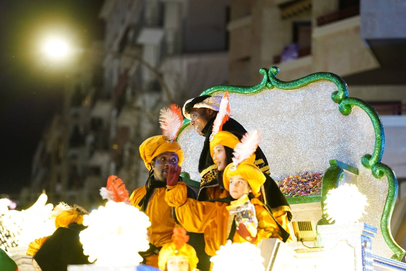 Los Reyes Magos reclaman la paz desde la Plaza Mayor de Salamanca