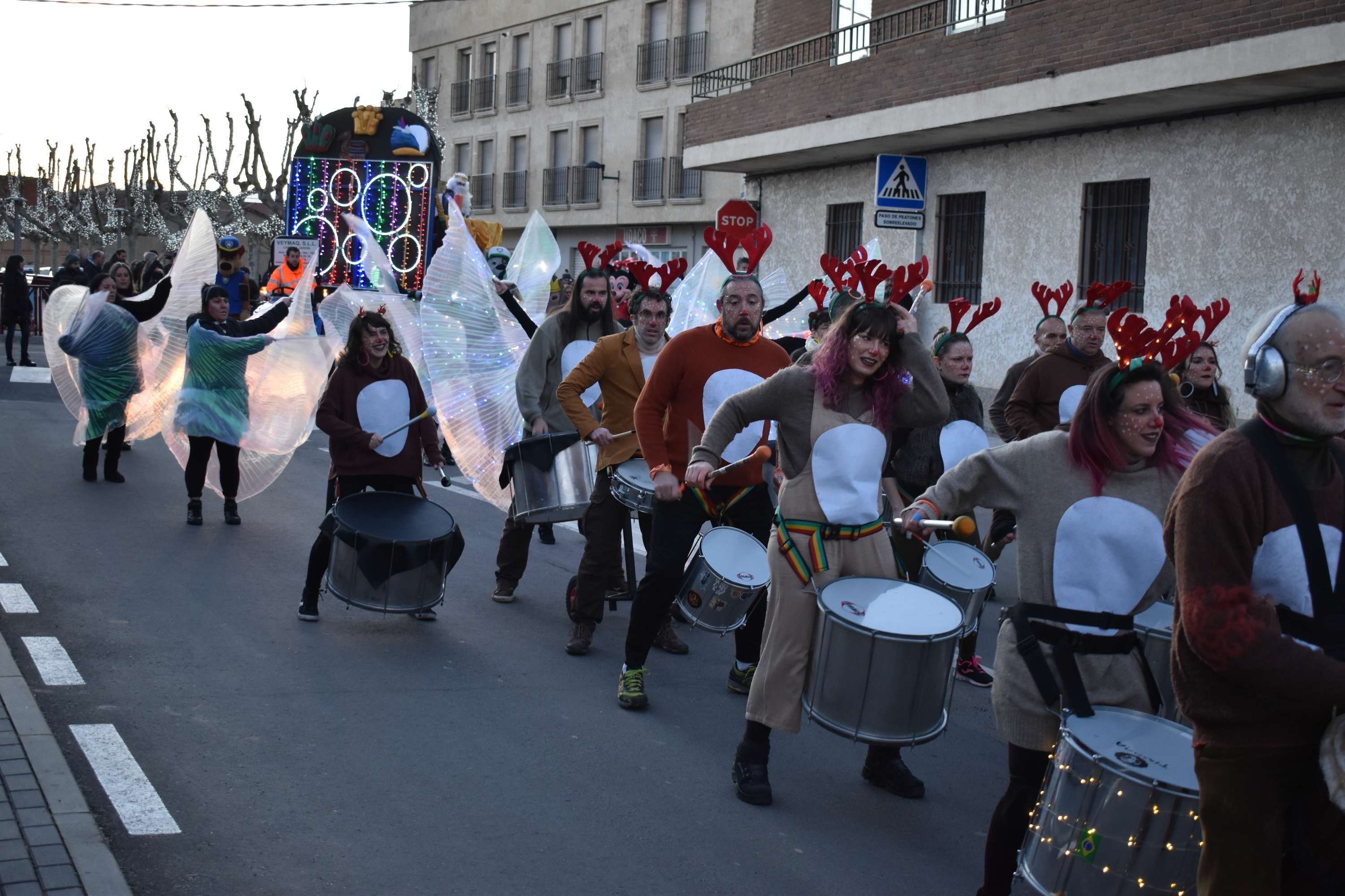 Los Reyes Magos llegan a Castellanos de Moriscos a ritmo de batucada