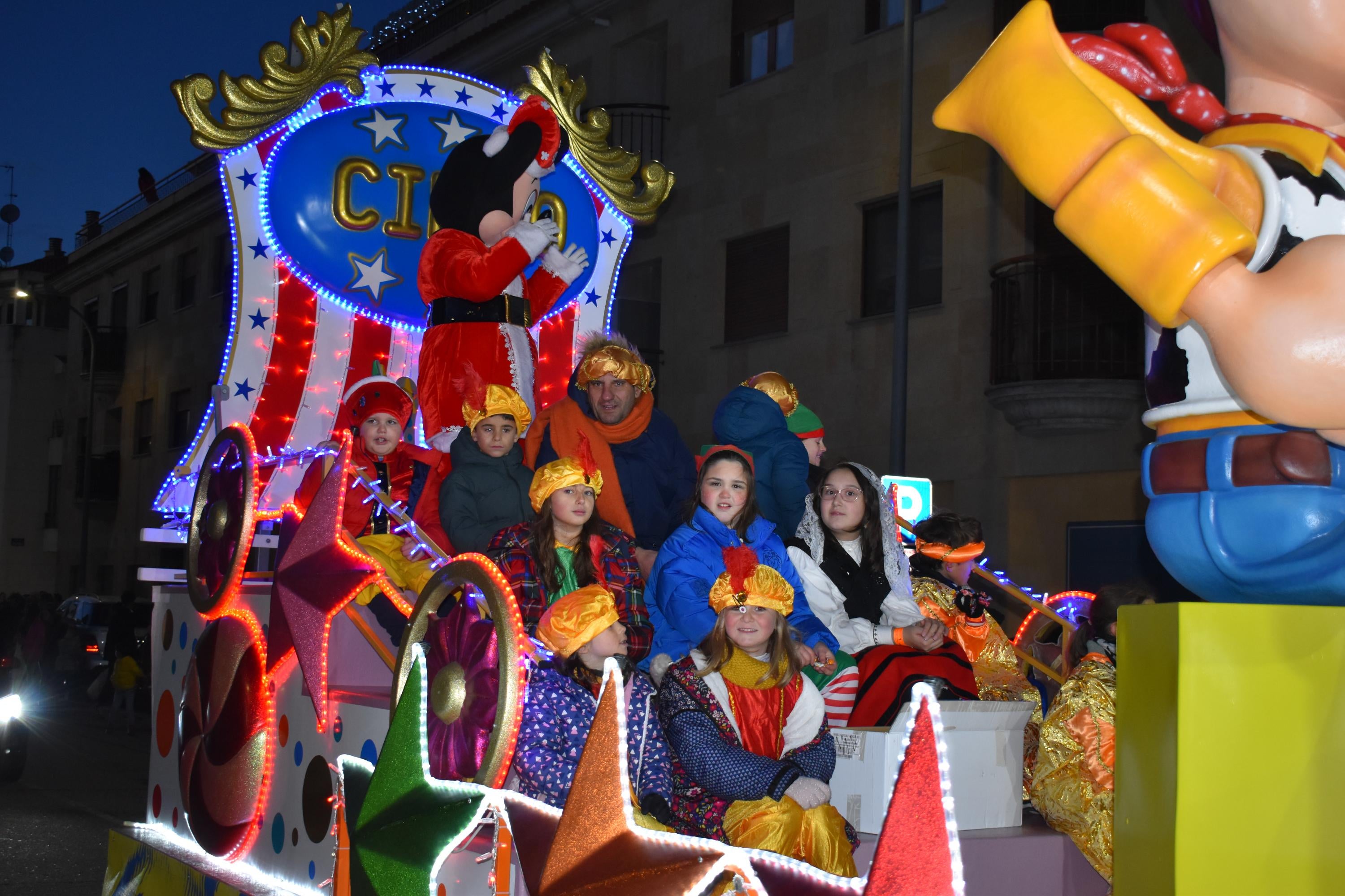 Las sonrisas de los niños arropan a los Reyes en su paso por Villares de la Reina