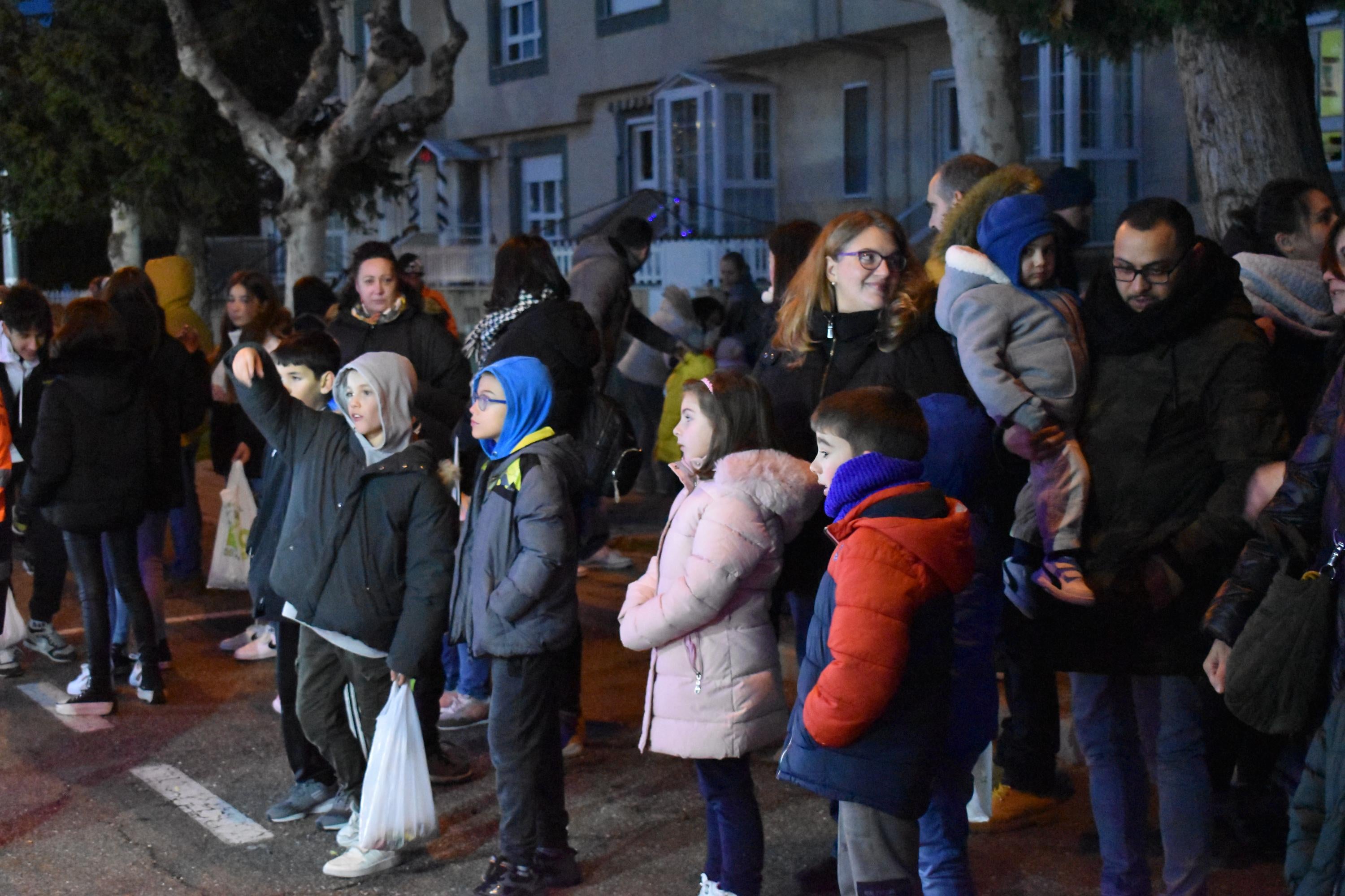 Las sonrisas de los niños arropan a los Reyes en su paso por Villares de la Reina