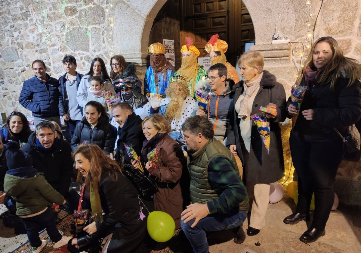 Sus majestades visitan a niños y mayores en Santibáñez de la Sierra