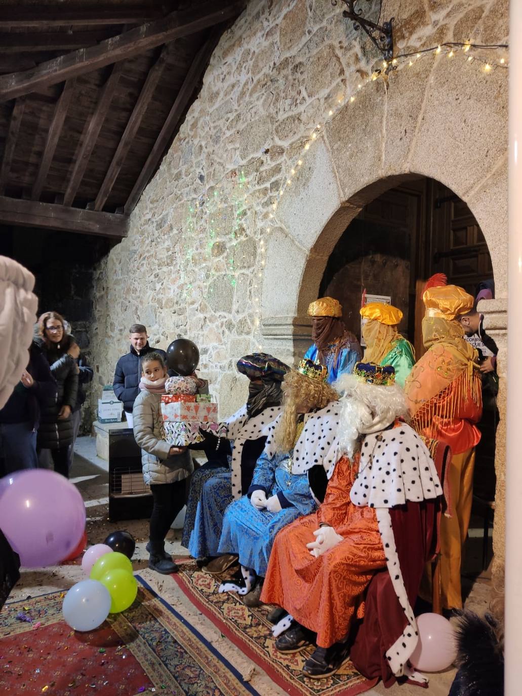 Sus majestades visitan a niños y mayores en Santibáñez de la Sierra