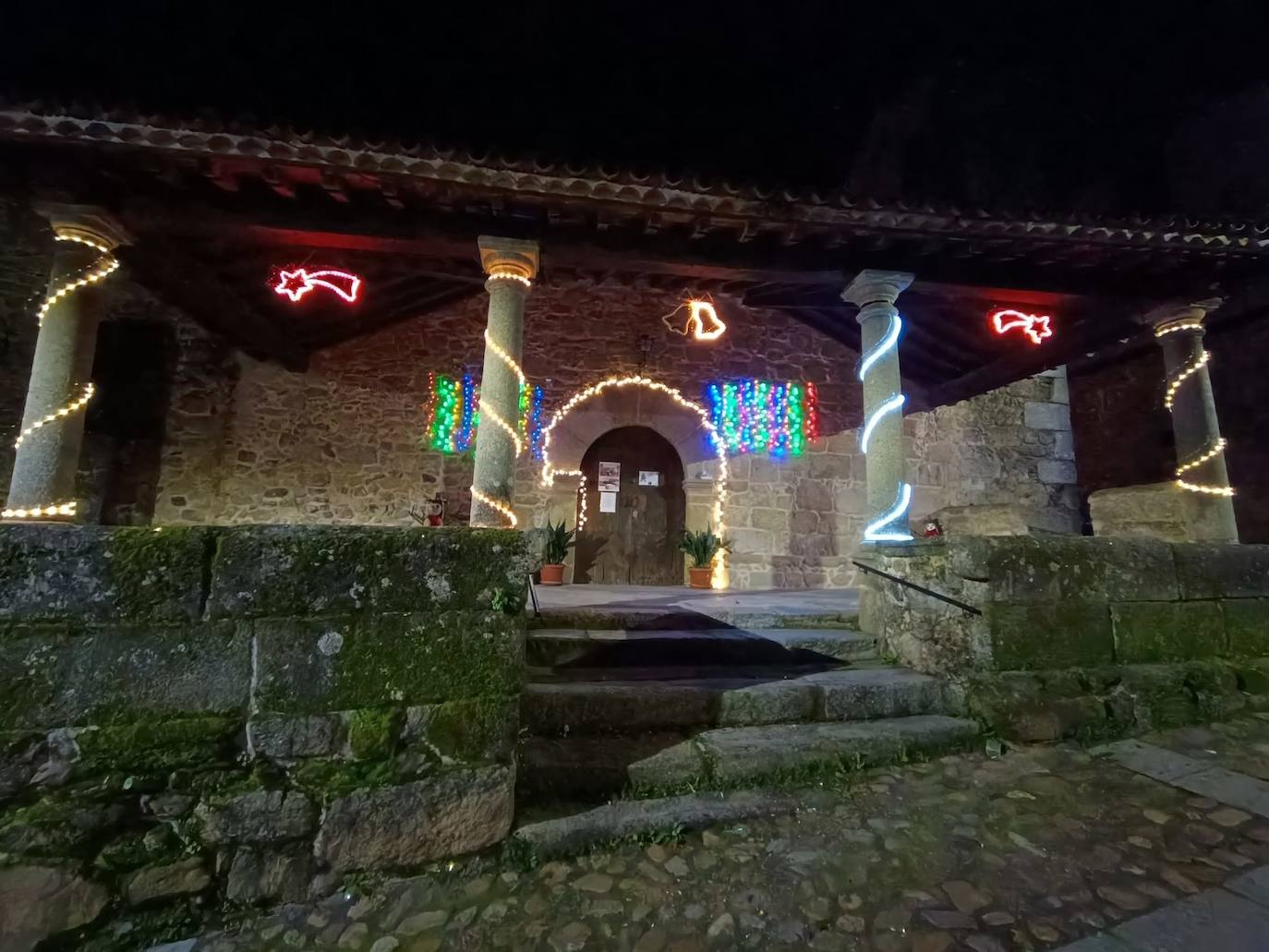 Sus majestades visitan a niños y mayores en Santibáñez de la Sierra