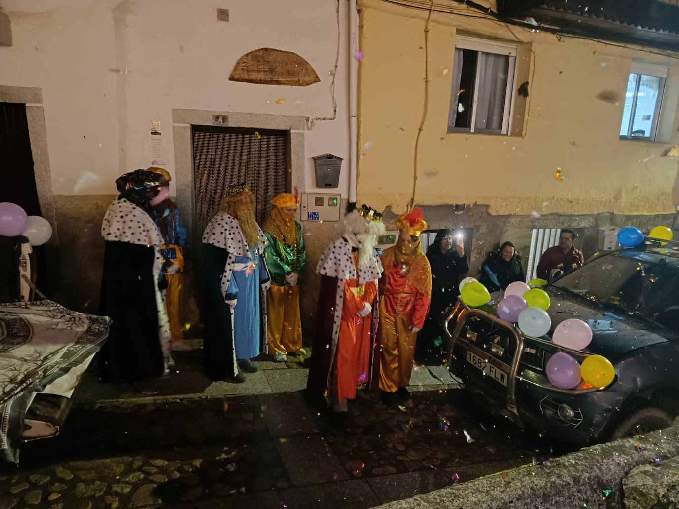 Sus majestades visitan a niños y mayores en Santibáñez de la Sierra