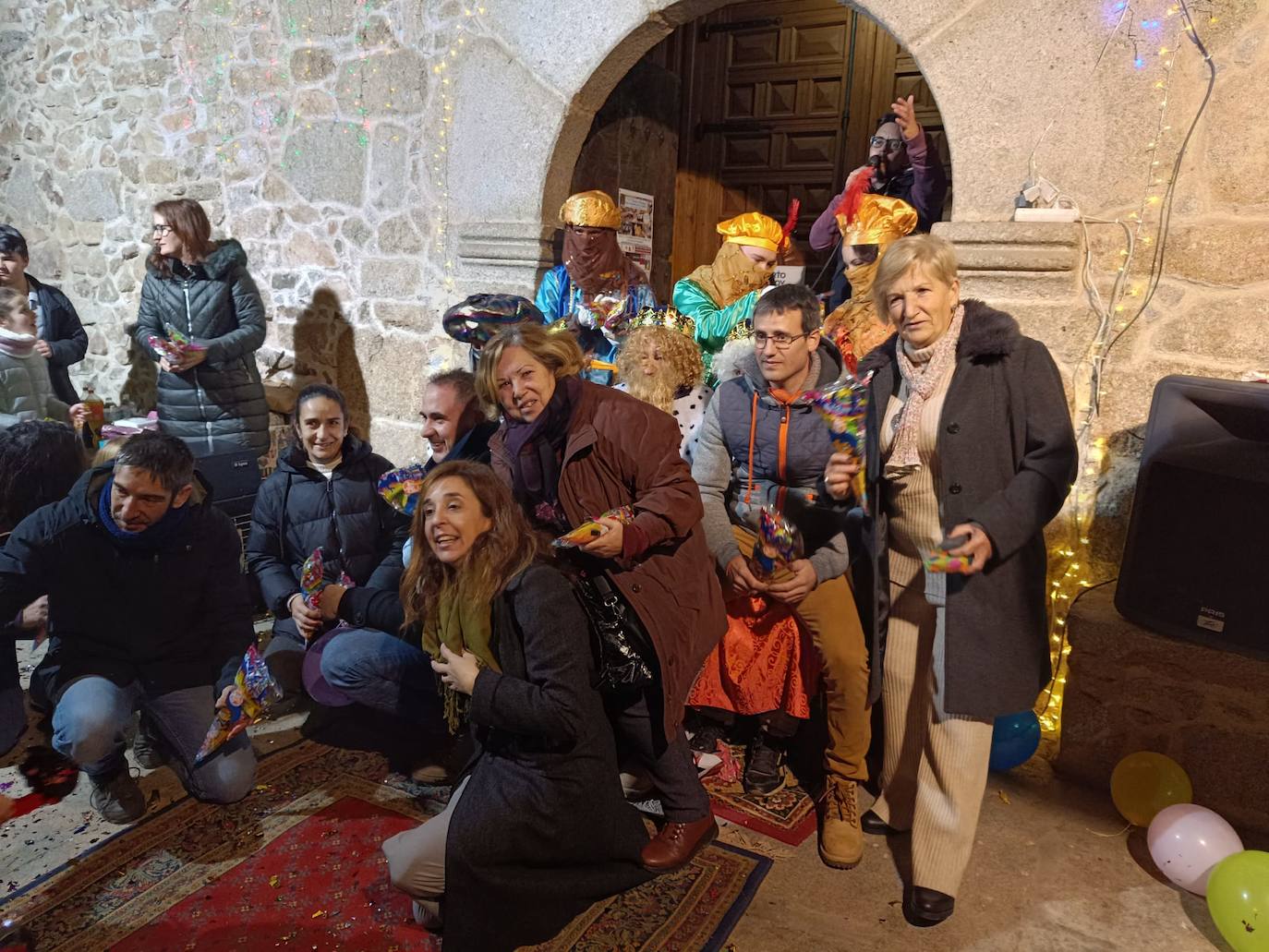 Sus majestades visitan a niños y mayores en Santibáñez de la Sierra