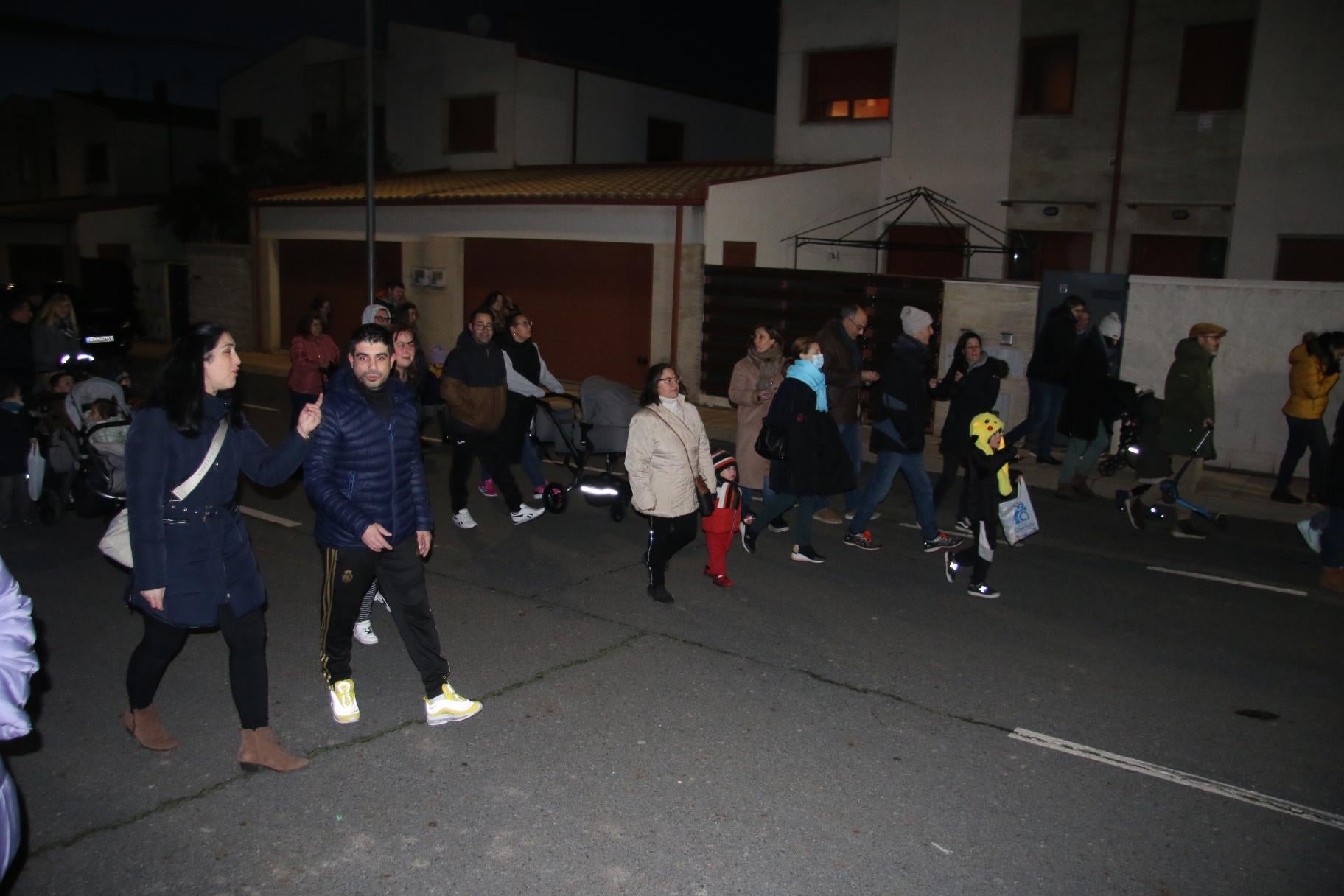 Cien kilos de caramelos para el desfile más mágico del año en Doñinos