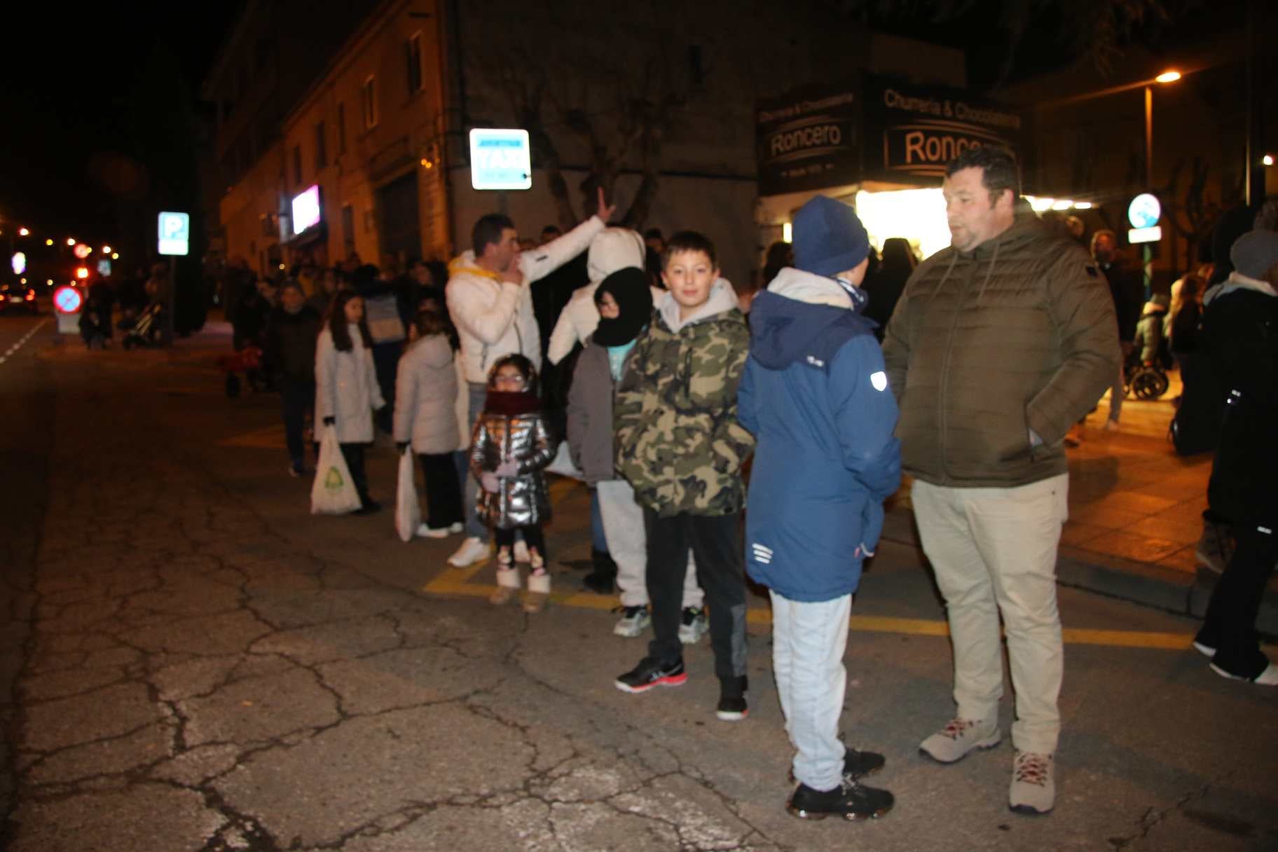 Un tren y 900 cucuruchos de caramelos en la gran tarde infantil de Villamayor