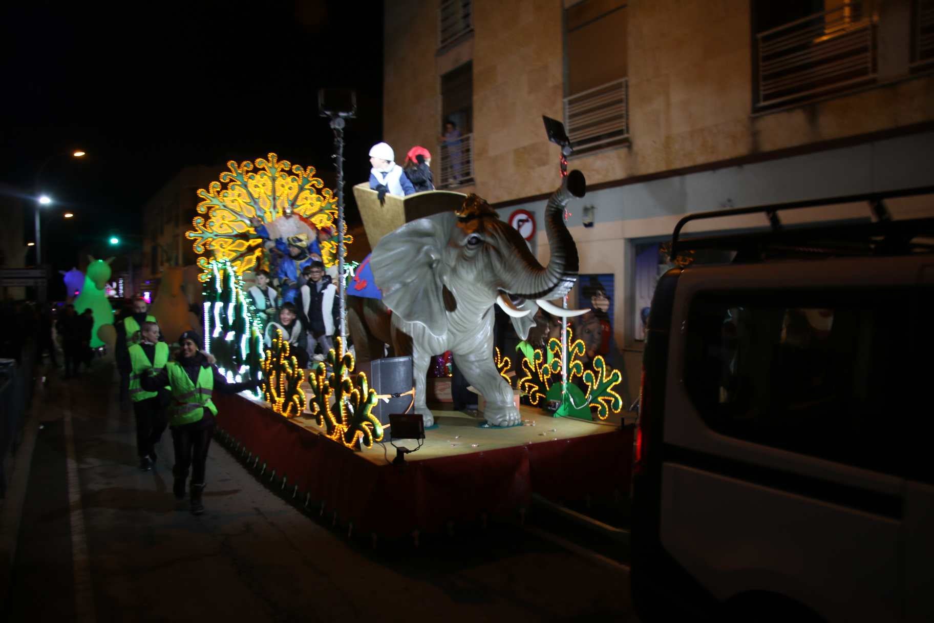 Un tren y 900 cucuruchos de caramelos en la gran tarde infantil de Villamayor