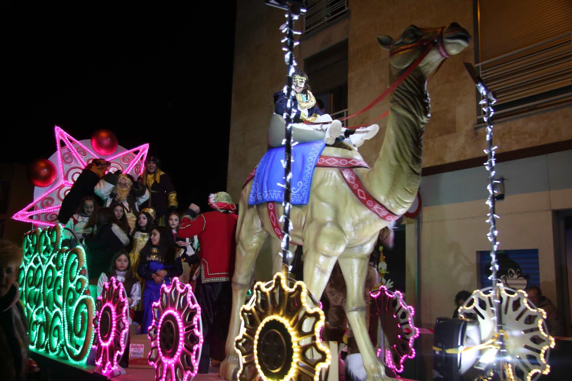 Un tren y 900 cucuruchos de caramelos en la gran tarde infantil de Villamayor