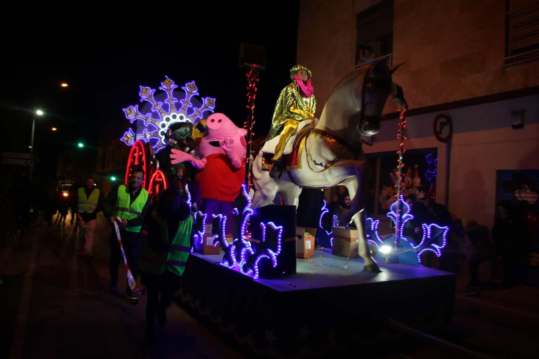 Un tren y 900 cucuruchos de caramelos en la gran tarde infantil de Villamayor