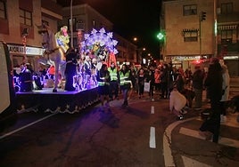 La carroza de Baltasar a su paso por la travesía de Villamayor de Armuña