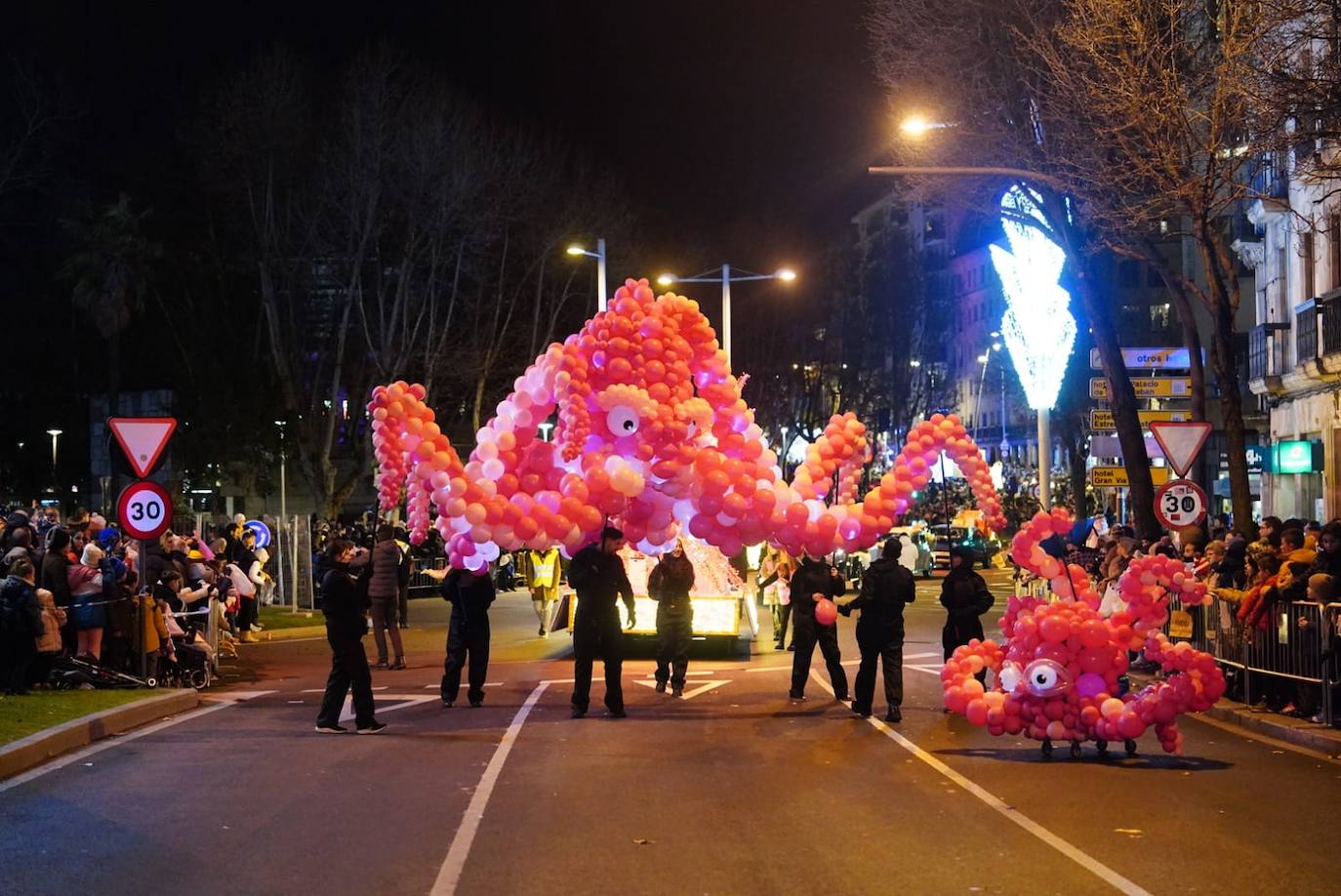 Los Reyes Magos reclaman la paz desde la Plaza Mayor de Salamanca