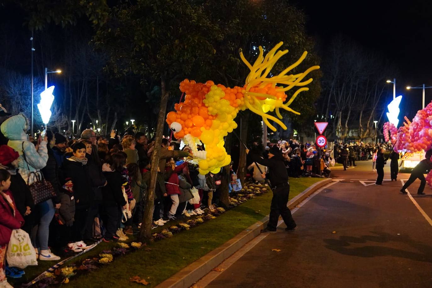 Los Reyes Magos reclaman la paz desde la Plaza Mayor de Salamanca