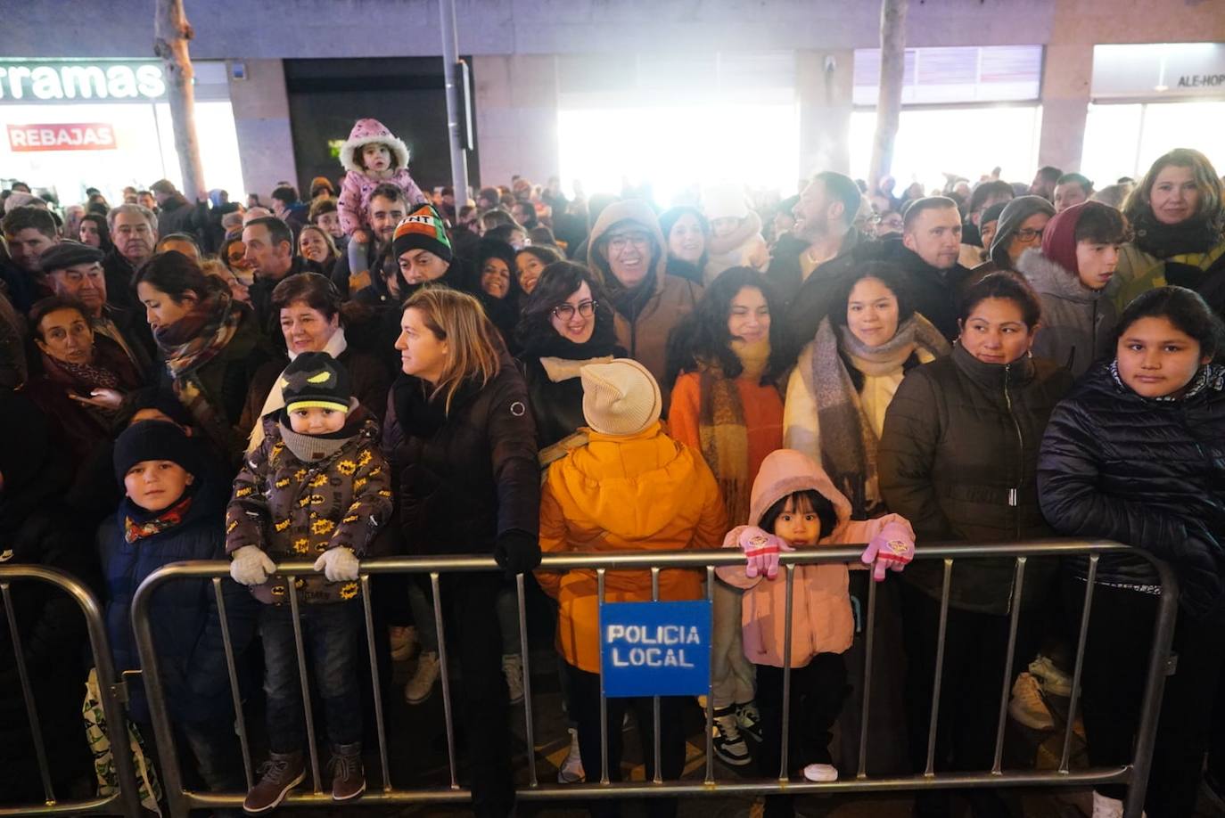 Los Reyes Magos reclaman la paz desde la Plaza Mayor de Salamanca