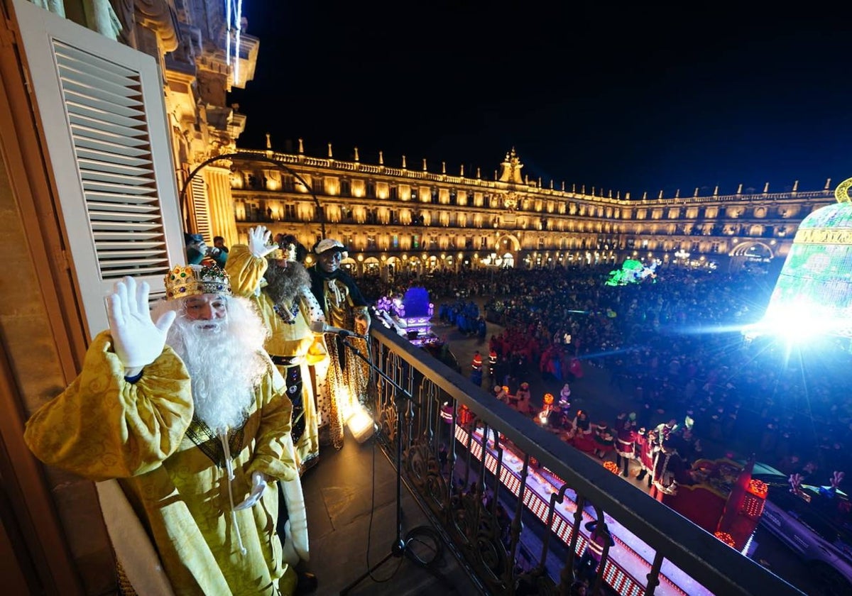 Los Reyes Magos reclaman la paz desde la Plaza Mayor de Salamanca