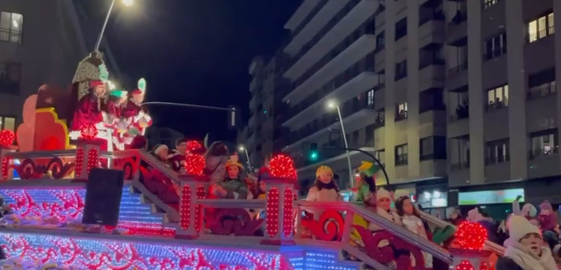 Los Reyes Magos despliegan su magia por las calles de Salamanca