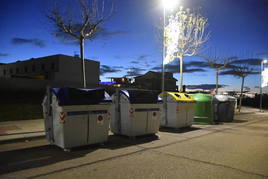 Contenedores de basura en la localidad de Carbajosa de la Sagrada.