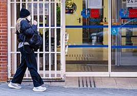 Una mujer pasa con mascarilla por el centro de salud madrileño