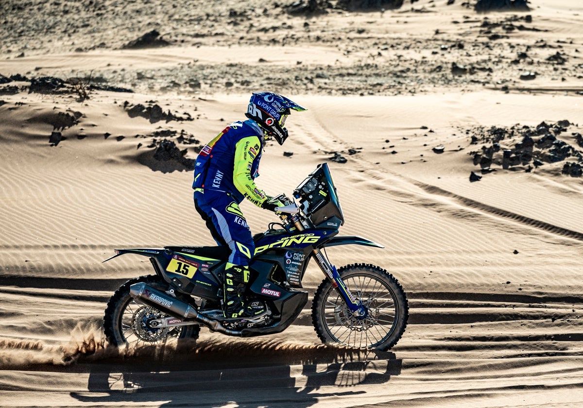 Lorenzo Santolino, en Arabia, tomando contacto con la moto.