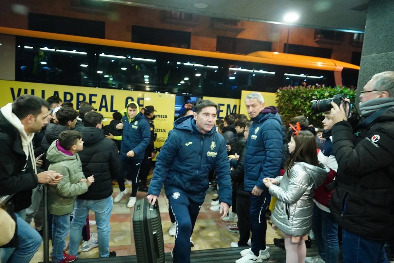 Imagen secundaria 2 - Gerard Moreno, Reina y Marcelino a su llegada. LAYA